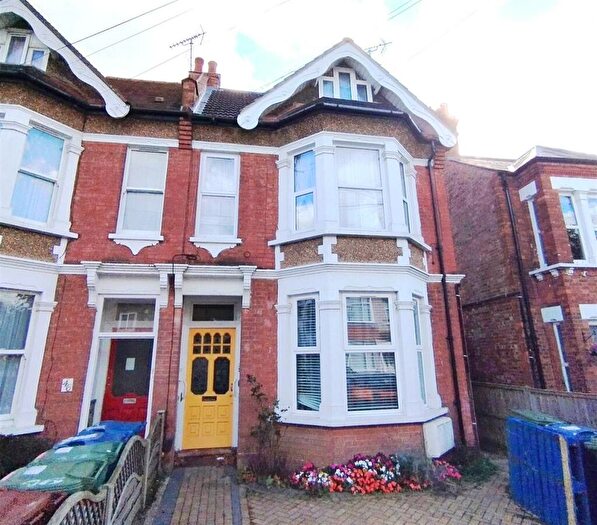 2 Bedroom Flat To Rent In Welldon Crescent, Harrow, HA1