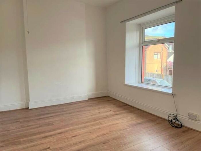 3 Bedroom Semi-Detached House To Rent In The Avenue, Trethomas, Caerphilly, CF83