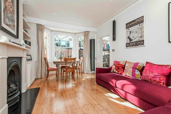 3 Bedroom Flat To Rent In Crookham Road, London, SW6