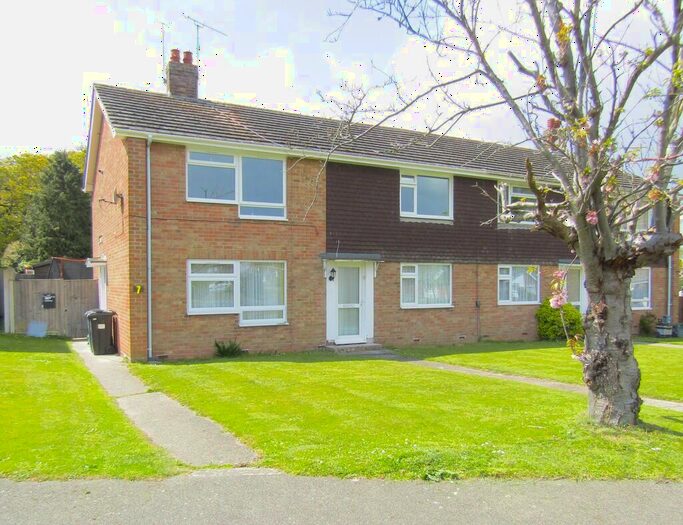2 Bedroom Flat To Rent In Woodside, Walton On The Naze, CO14