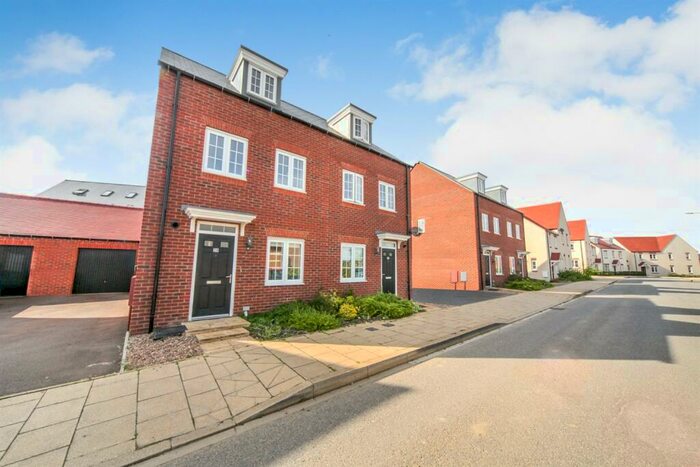 3 Bedroom Semi-Detached House To Rent In Bedroom Semi Detached House In Wincanton Road, Bicester, OX26