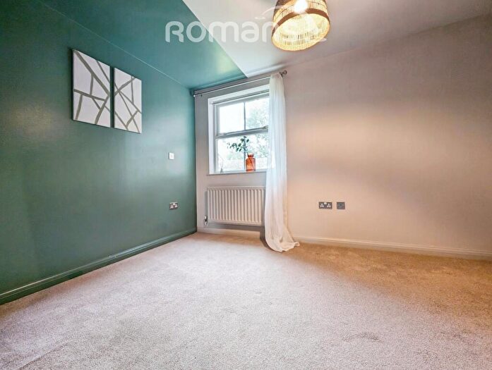 2 Bedroom Flat To Rent In Shrubbery Close, HP13