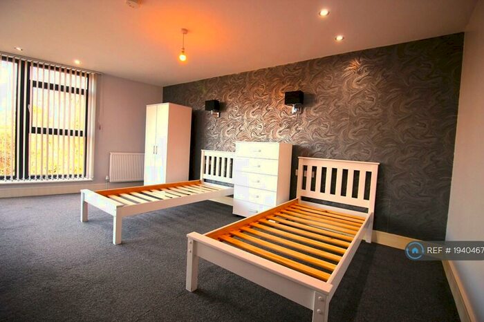 2 Bedroom Semi-Detached House To Rent In Kings Road, London, SE25