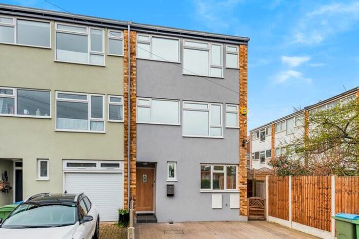 4 Bedroom End Of Terrace House For Sale In Thames Street, Walton-On-Thames, KT12