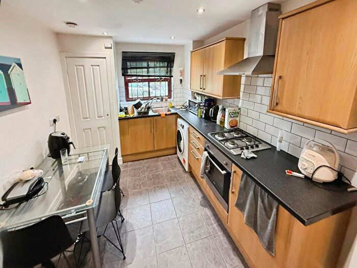 3 Bedroom Flat To Rent In Kelso Heights, Belle Vue Road, Hyde Park, Leeds, LS3