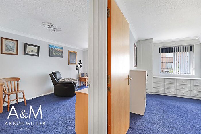 1 Bedroom Flat To Rent In Limewood Court, Ilford, IG4