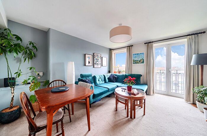 3 Bedroom Flat For Sale In Armfield Crescent, Mitcham, CR4