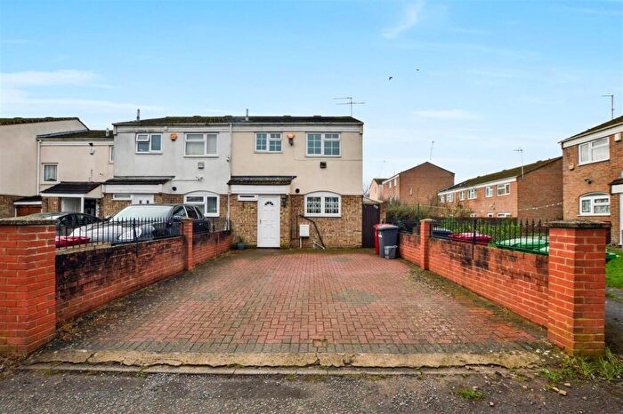 3 Bedroom End Of Terrace House For Sale In Pennine Road, Slough, SL2