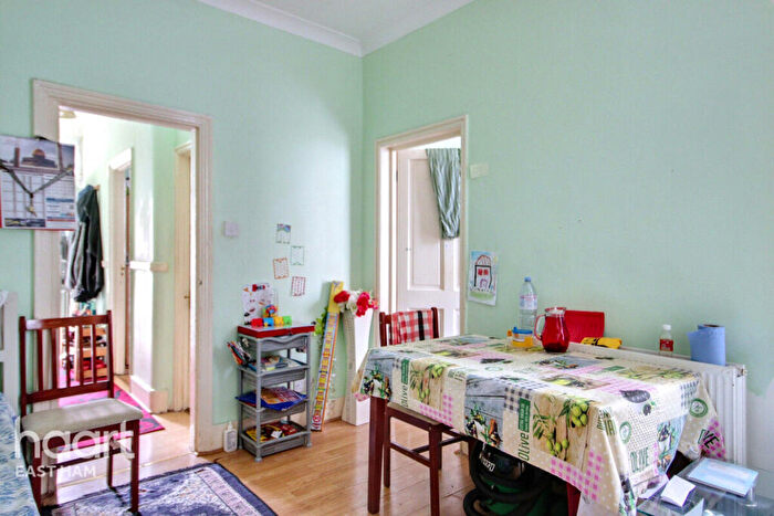 2 Bedroom Maisonette For Sale In Charlemont Road, London, E6