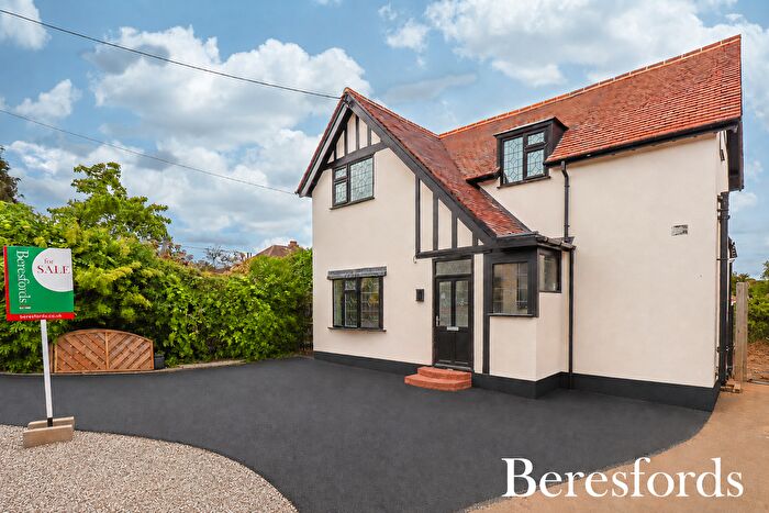 3 Bedroom Detached House For Sale In The Crescent, Upminster, RM14