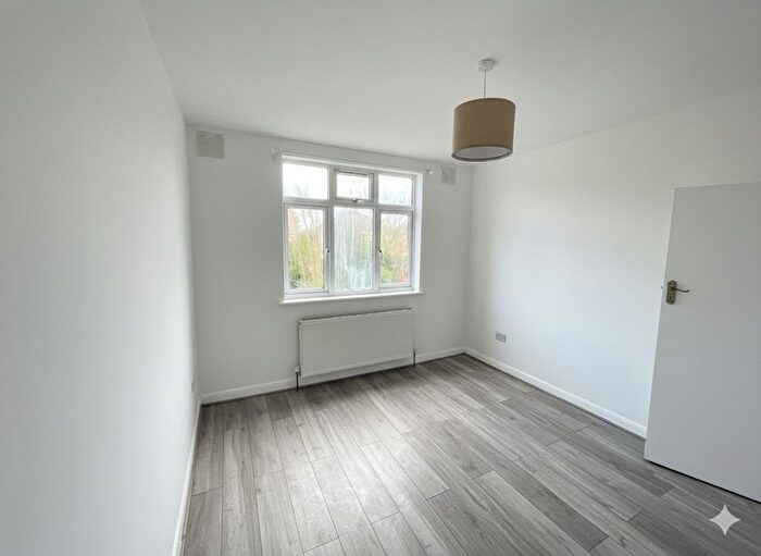 2 Bedroom Maisonette To Rent In Orchid Road, London, N14
