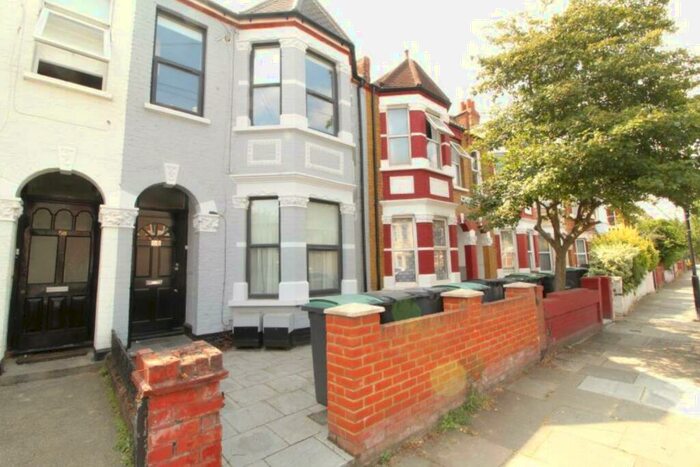3 Bedroom Apartment To Rent In Rutland Gardens, Haringey, N4
