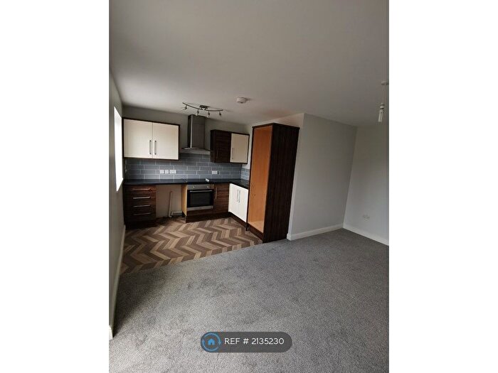 2 Bedroom Flat To Rent In Spen Lane, Leeds, LS16