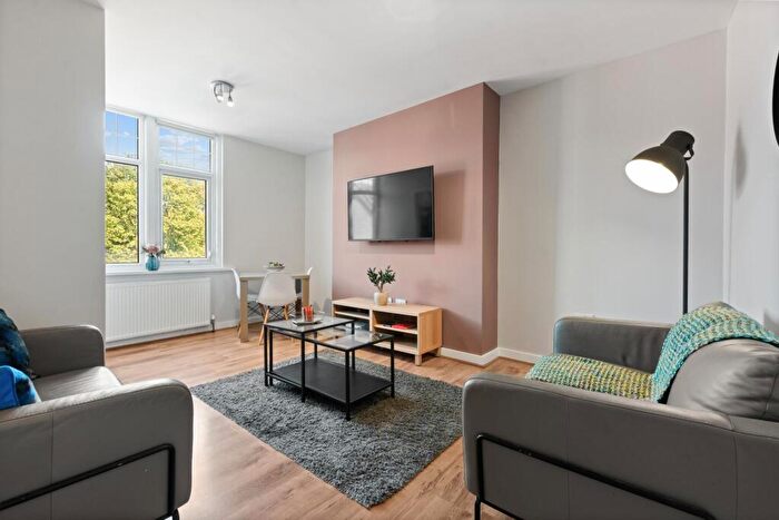 3 Bedroom House To Rent In Headingley Lane, Leeds, LS6