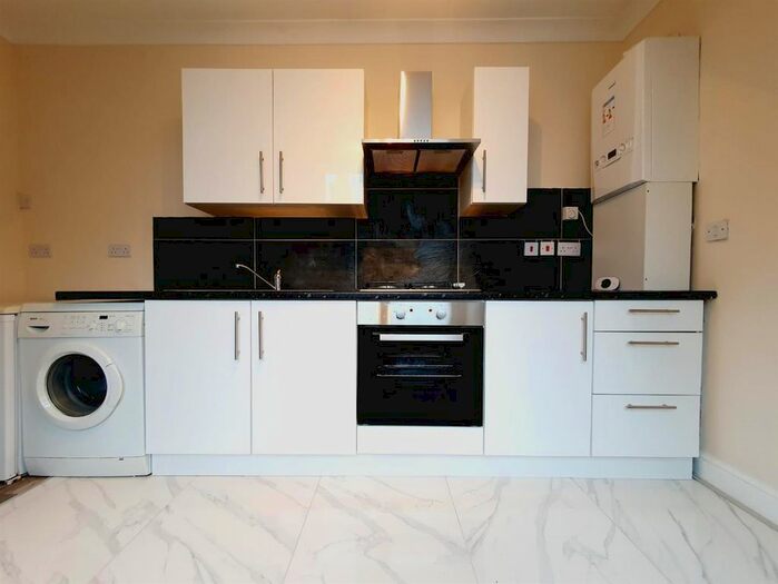 2 Bedroom Flat To Rent In Albert Road, Chatham, ME4