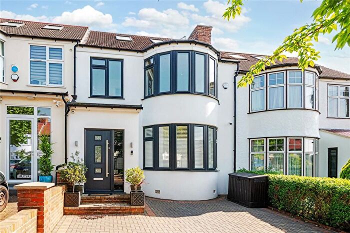 3 Bedroom Maisonette To Rent In Windsor Drive, Barnet, EN4