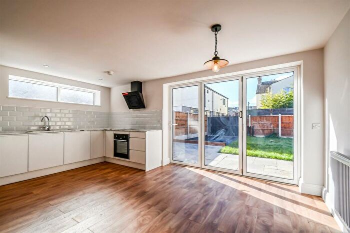 2 Bedroom Apartment For Sale In Southview Drive, Westcliff-On-Sea, SS0