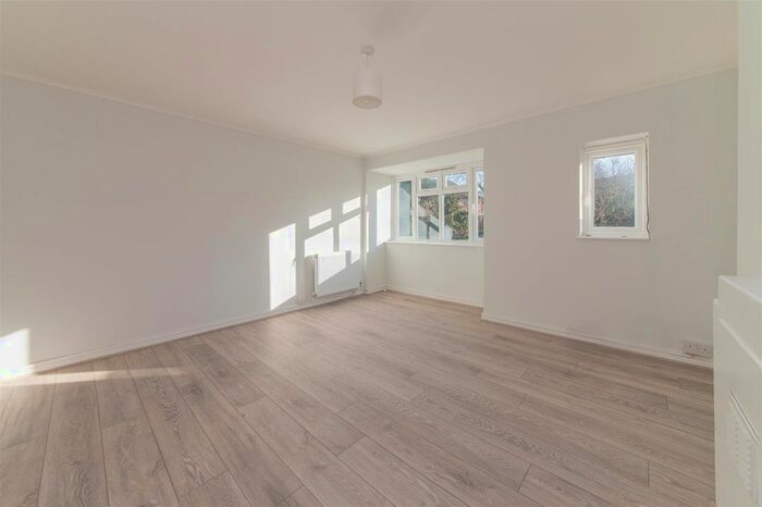 2 Bedroom Flat To Rent In Basing Way, London, N3