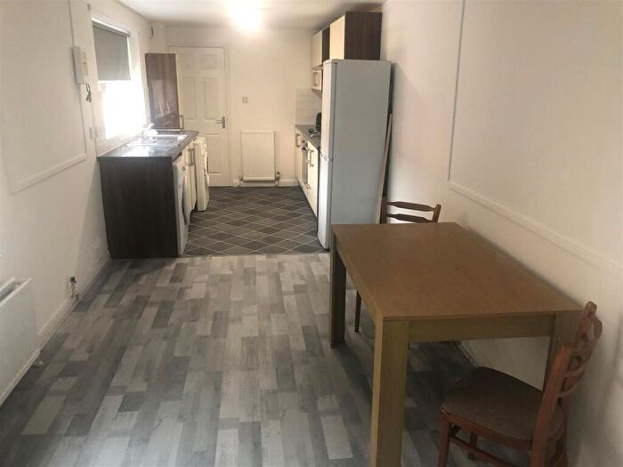 2 Bedroom Flat To Rent In De Grey Street, Hull, HU5
