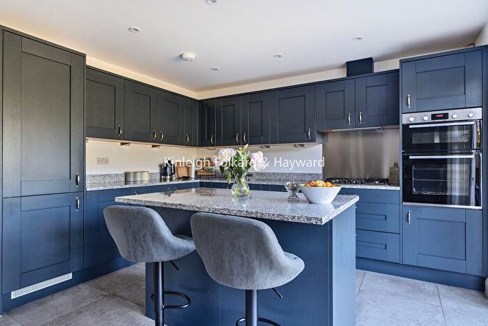 3 Bedroom Semi-detached House For Sale In Fishers Wood Grove, Bromley, BR2