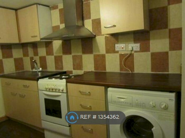2 Bedroom Flat To Rent In Ladybarn Area, Manchester, M14