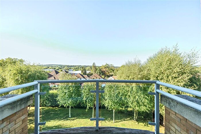 2 Bedroom Apartment For Sale In Highbury Drive, Leatherhead, Surrey, KT22