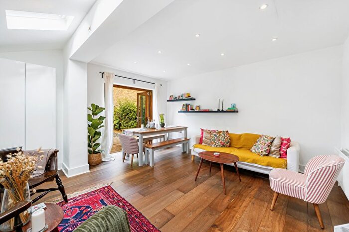 2 Bedroom Flat To Rent In The Avenue, Bedford Park, W4