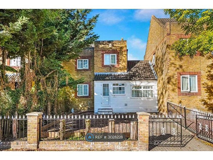 4 Bedroom Semi-Detached House To Rent In Wintergreen Close, Beckton, E6
