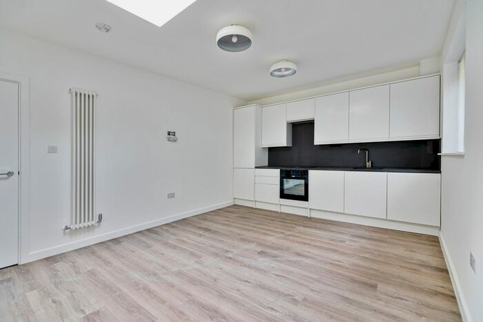 3 Bedroom Flat To Rent In Balham High Road, London, SW12