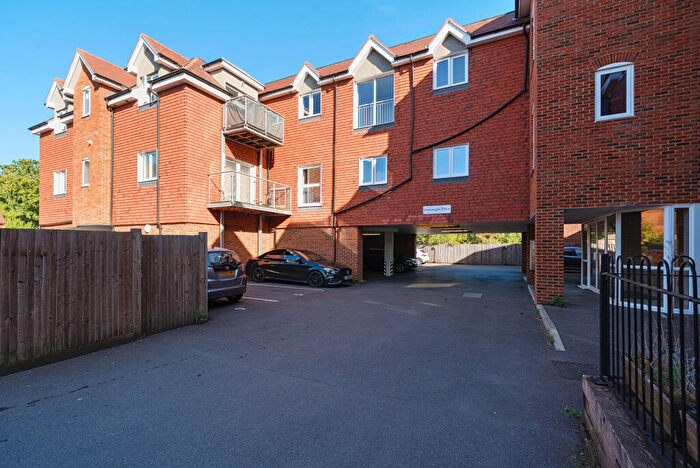 2 Bedroom Flat For Sale In Connaught Road, Brookwood, Woking, GU24