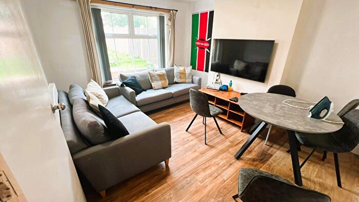 5 Bedroom Semi-Detached House To Rent In Allington Avenue, Nottingham, Nottinghamshire, NG7