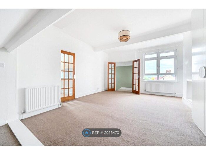Studio To Rent In Broomfield Lane, London, N13