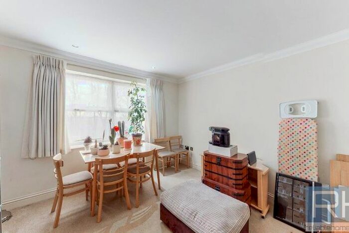 2 Bedroom Flat To Rent In Summit Court, Moon Lane EN5