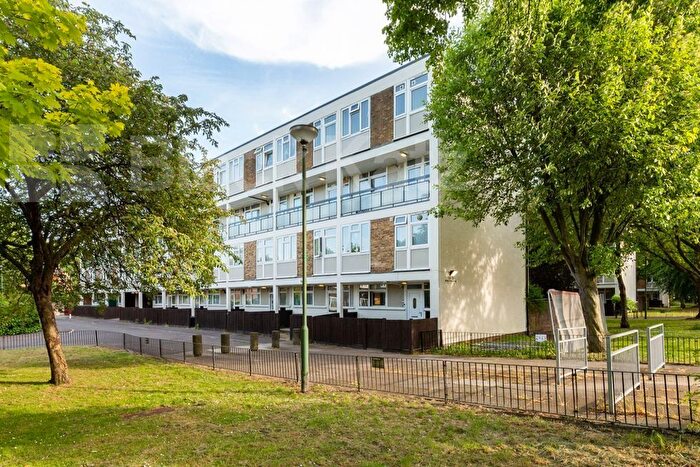 4 Bedroom Flat To Rent In Rowstock Gardens, Camden Borders, N7