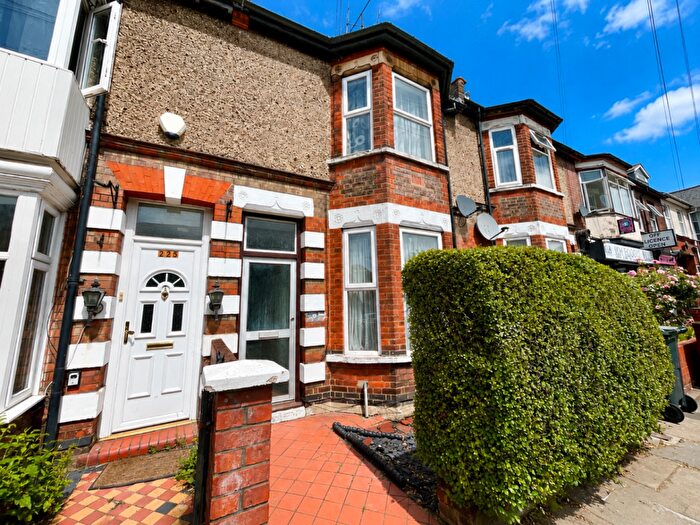 3 Bedroom Terraced House For Sale In High Town Road, Luton, Bedfordshire, LU2
