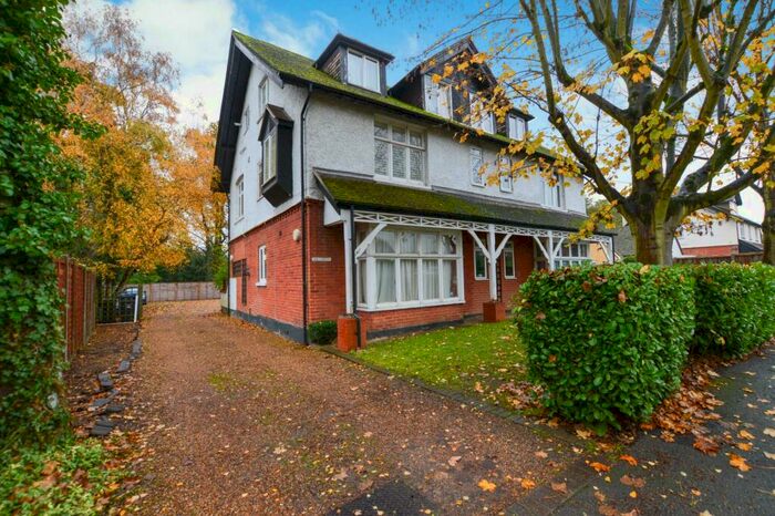 2 Bedroom Apartment To Rent In Highfield Road, West Byfleet, Surrey, KT14