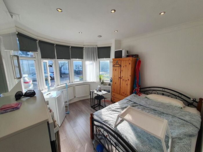 1 Bedroom Flat To Rent In Sandringham Road, Golders Green, NW11