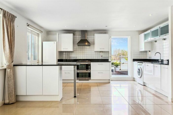 3 Bedroom Flat To Rent In Butler Farm Close, Richmond, Surrey, TW10