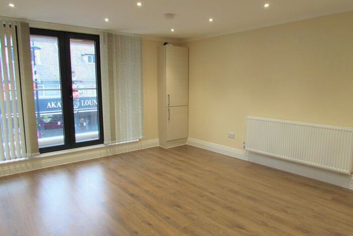 2 Bedroom Flat To Rent In High Street, Slough, Berkshire, SL1
