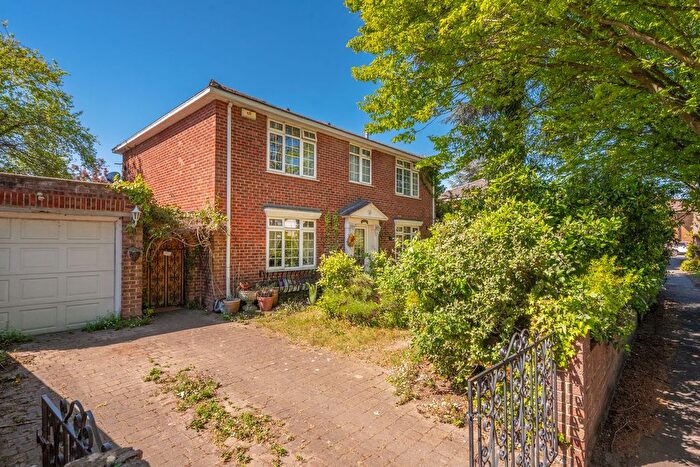 4 Bedroom Detached House For Sale In Broadlands Avenue, Shepperton, TW17