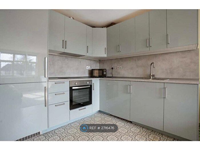 3 Bedroom Flat To Rent In Reading Road, Winnersh, Wokingham, RG41