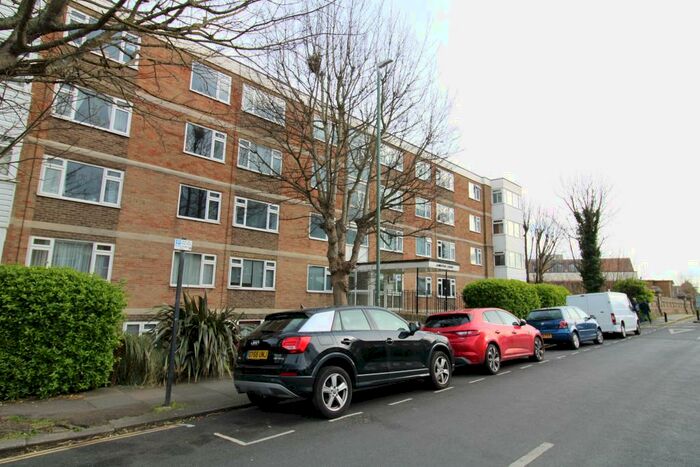 2 Bedroom Flat To Rent In Wilbury Crescent, Hove, BN3