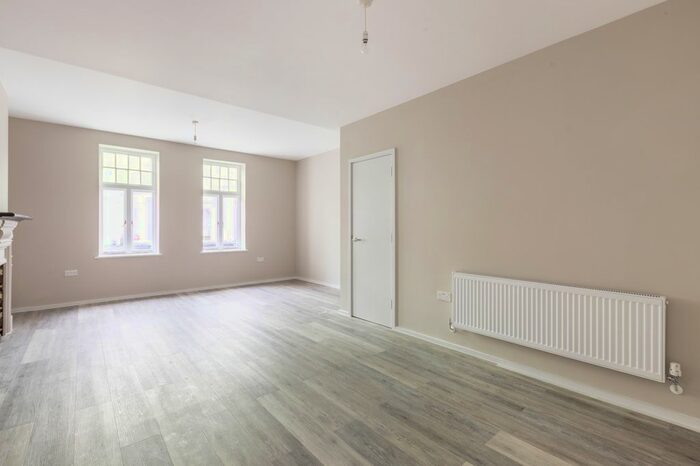 3 Bedroom Flat To Rent In High Street, Sutton, SM1