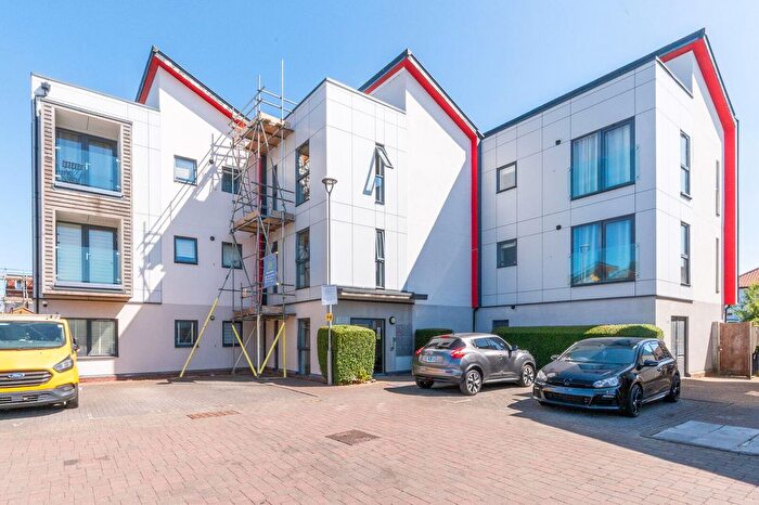 2 Bedroom Flat For Sale In Cairns Avenue, Streatham Vale, London, SW16