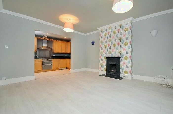 2 Bedroom Flat To Rent In Camden Road, London, N7