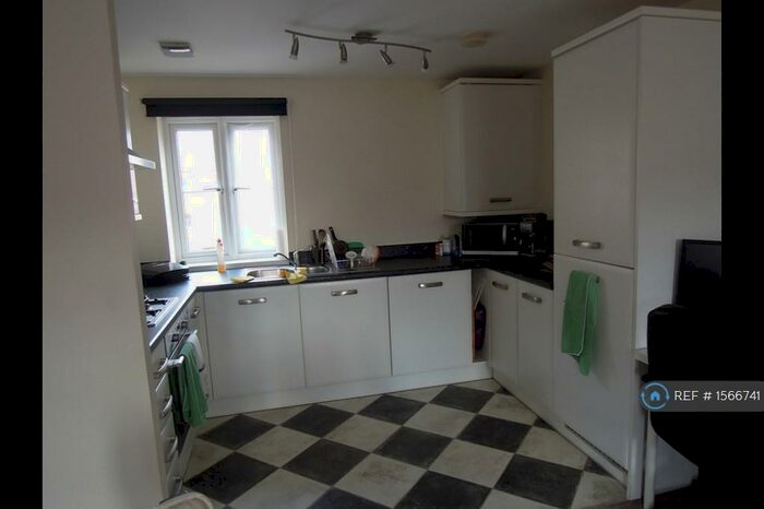 1 Bedroom Flat To Rent In The Square, Essex, IG10