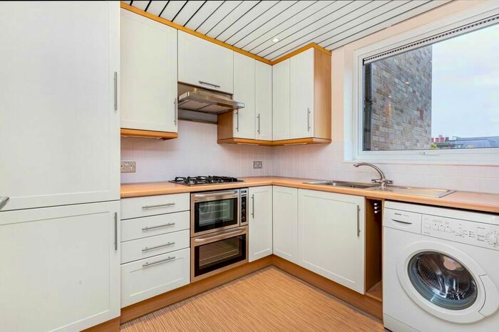 2 Bedroom Flat To Rent In The Elms, Tooting Bec Road, London, SW17