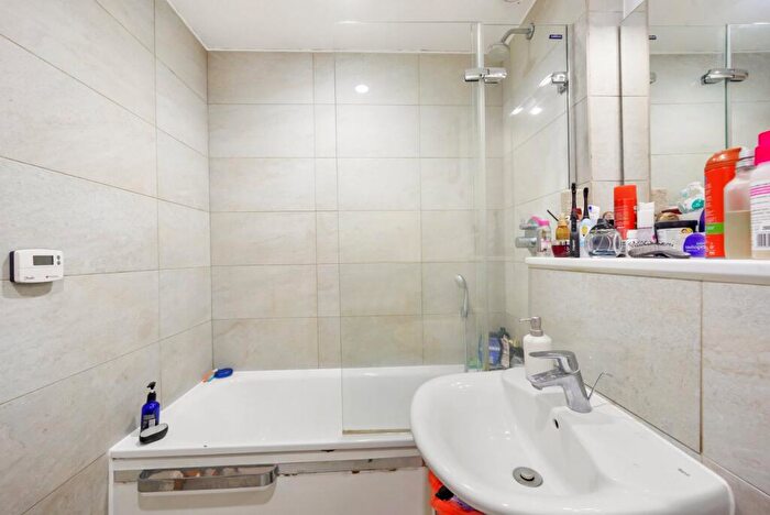 1 Bedroom Flat To Rent In Streamlight Tower, Province Square, E14