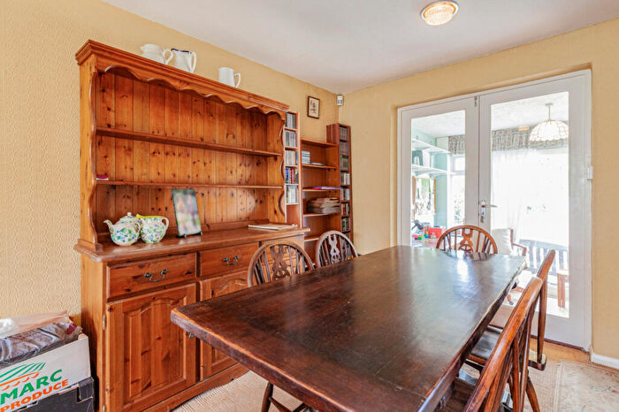 3 Bedroom Semi-Detached House For Sale In St Omer Road, Oxford, OX4