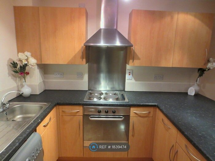 2 Bedroom Flat To Rent In Commodore Court, Nottingham, NG8